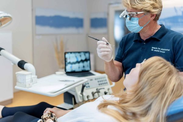 Zahnarzt bei der Zahnersatz-Behandlung mit Patientin - Essen Sued