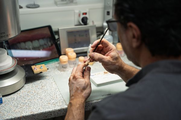 Detailaufnahme aus dem zahntechnischen Labor der Zahnarztpraxis im Suedviertel