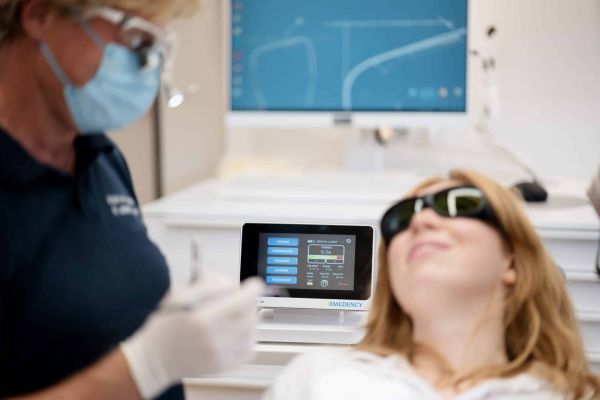 Ästhetische Zahnheilkunde in Essen - Zahnarzt redet mit einer Patientin im Stuhl