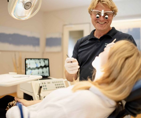 Dr. Kruse mit Patientin in Behandlung