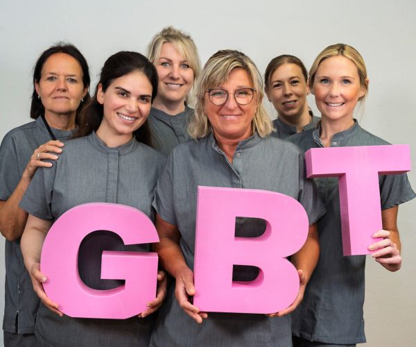 Das Prophylaxe-Team der Zahnarztpraxis im Essener Suedviertel mit GBT-Buchstaben