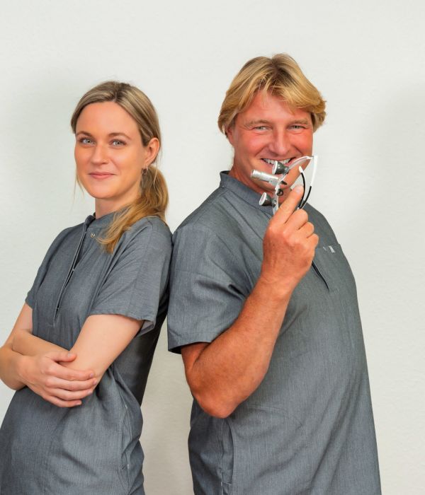 Zwei Zahnaerzte Anne Wieners und Dr. André Kruse der Zahnarztpraxis im Suedviertel schauen laechelnd in die Kamera