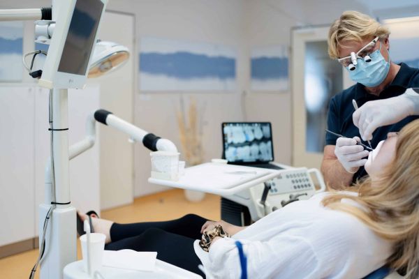 Parodontitis Zahnarzt Essen mit Patientin bei der Behandlung
