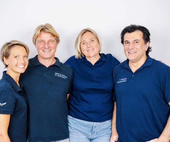 Zahnarzt Essen Sued- Praxisteamfoto - Dr. Andre Kruse und Team