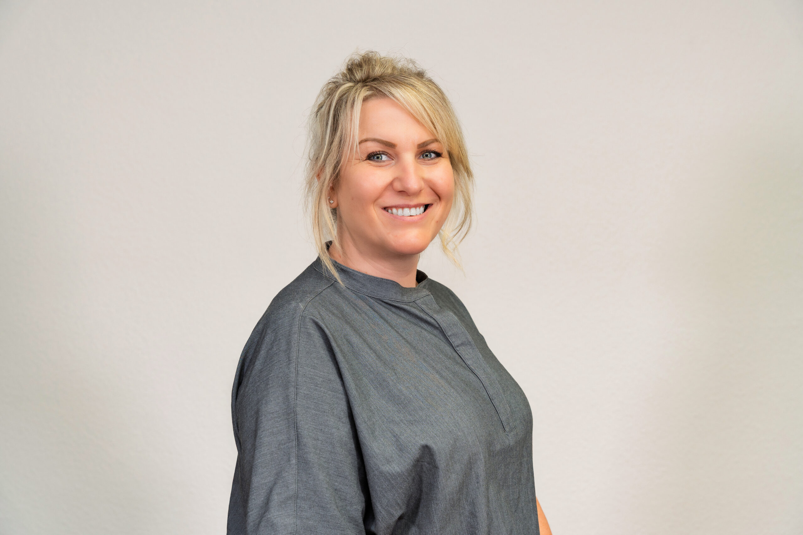ZFA Anna Passoter aus dem Assistenz-Team der Zahnarztpraxis im Suedviertel