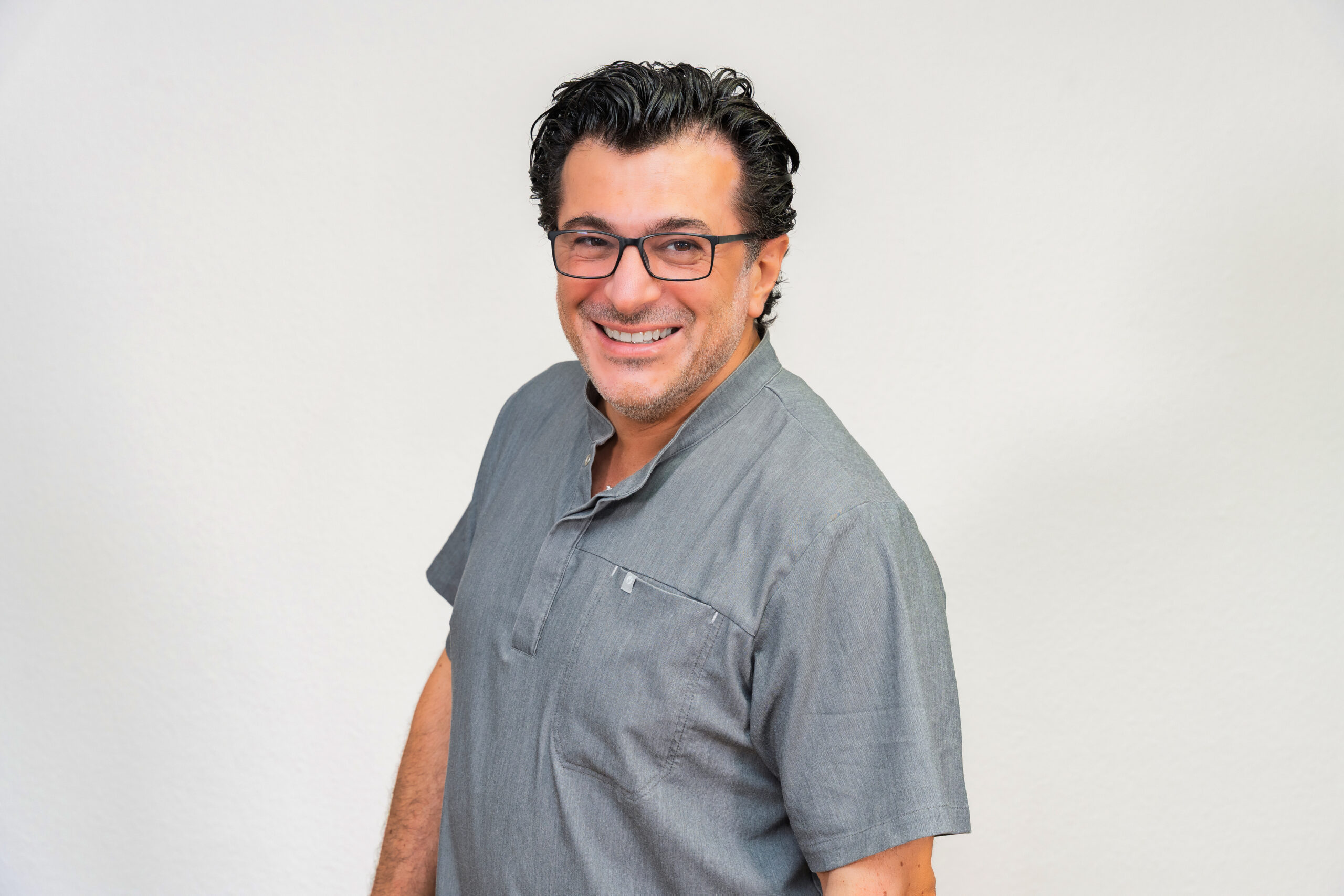 Zahntechnikermeister Yusuf Asikoglu aus dem hauseigenen Dentallabor der Zahnarztpraxis Essen Sued