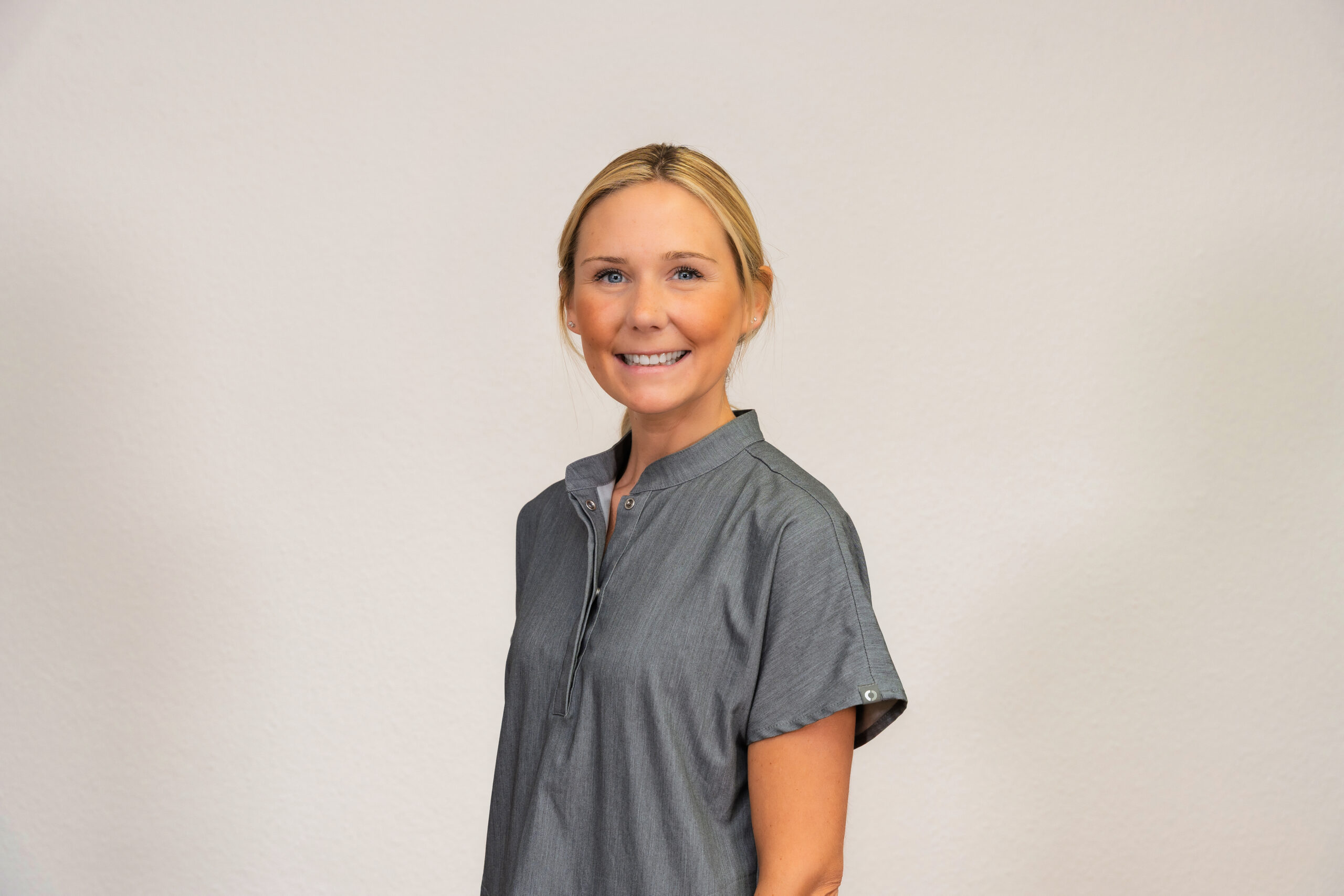 ZFA Janina Schamberg aus dem Assistenz-Team der Zahnarztpraxis im Suedviertel