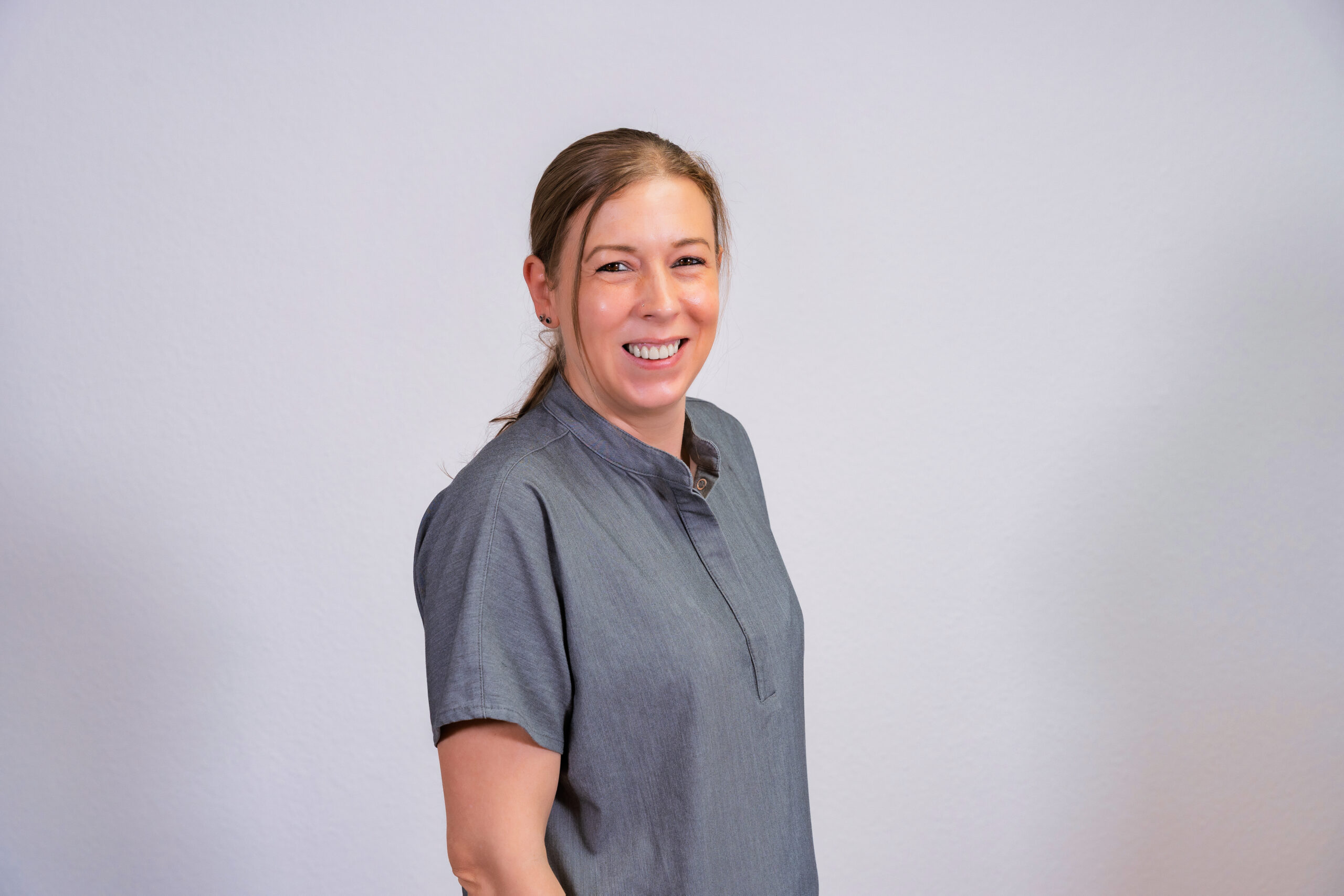ZFA Katja Herzfeldt aus dem Assistenz-Team der Zahnarztpraxis im Suedviertel